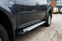 Mitsubishi L200 2006–2015 Bočné nášľapy Allmond Grey (2 ks, hliník) fotografia 1