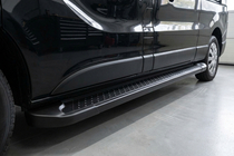 Opel Vivaro 2015–2019 Bočné nášľapy Allmond Black (2 ks, hliník) fotografia 1