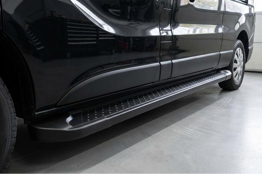 Opel Vivaro 2015–2019 Bočné nášľapy Allmond Black (2 ks, hliník) Image