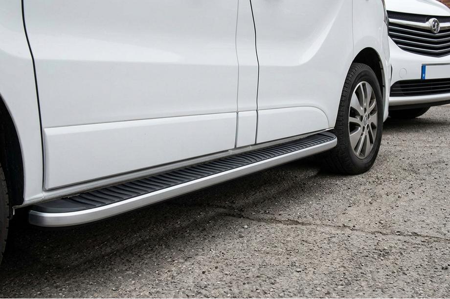 Renault Trafic 2015– Bočné prahy Tayga Black (2 ks, hliník) Image