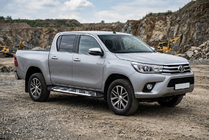 Toyota Hilux 2015– Bočné prahy Sunrise (2 ks, hliník) fotografia 1