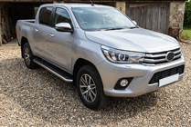 Toyota Hilux 2015– Bočné nášľapy Maydos V1 (2 ks, hliník / nerez) fotografia 1