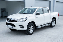 Toyota Hilux 2015– Bočné nášľapy Rainbow (2 ks, hliník) fotografia 1