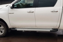 Toyota Hilux 2015– Bočné nášľapy Allmond Grey (2 ks, hliník) fotografia 4