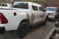 Toyota Hilux 2015– Bočné nášľapy Allmond Black (2 ks, hliník) fotografia 5