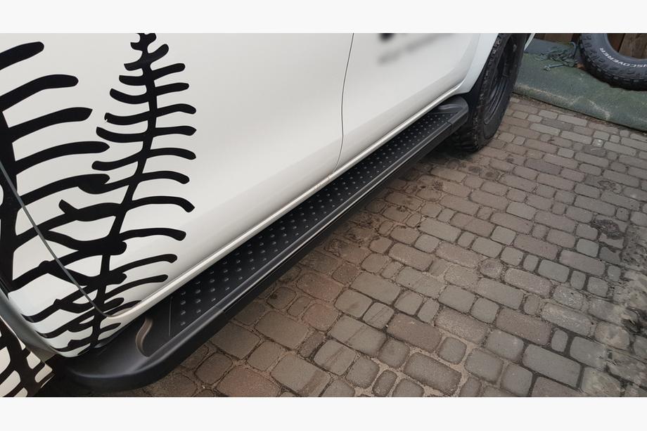 Toyota Hilux 2015– Bočné nášľapy Allmond Black (2 ks, hliník) Image