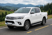 Toyota Hilux 2015– Bočné prahy Fullmond (2 ks, hliník) fotografia 1