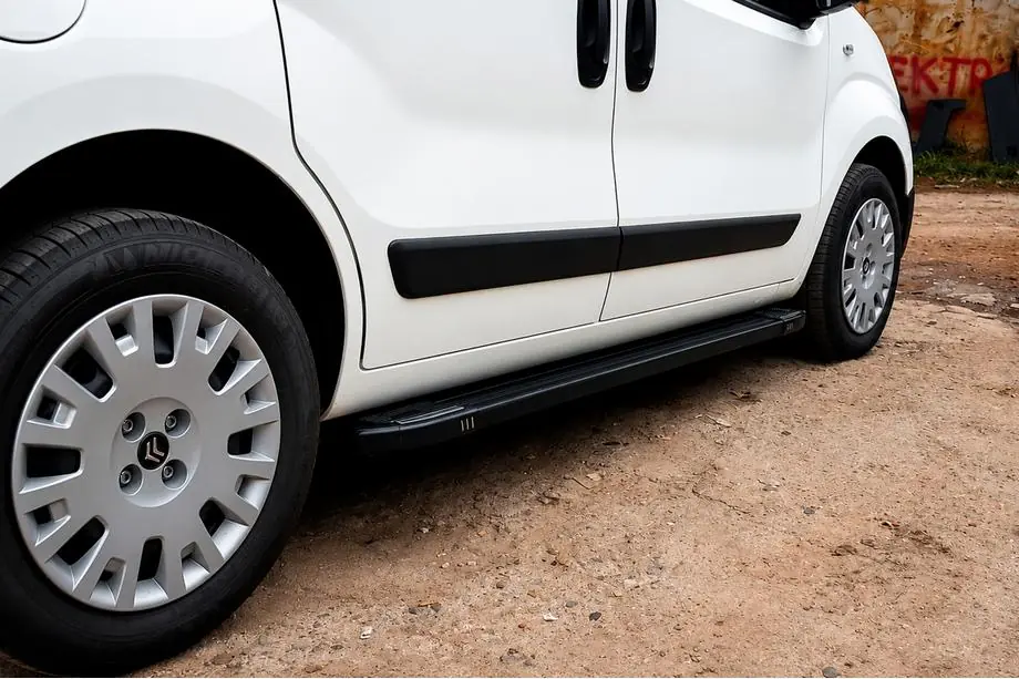 Fiat Fiorino/Qubo 2008–2024 Bočné nášľapy Rainbow Black (2 ks, hliníkový profil) Image