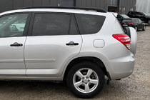 Toyota Rav 4 2006–2013 Čierne OEM strešné lyžiny (hliník) fotografia 1