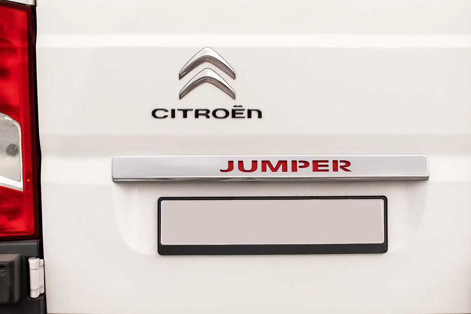 Citroen Jumper 2007–2025 Chrómová lišta nad ŠPZ s červeným LED osvetlením (nerez) Image