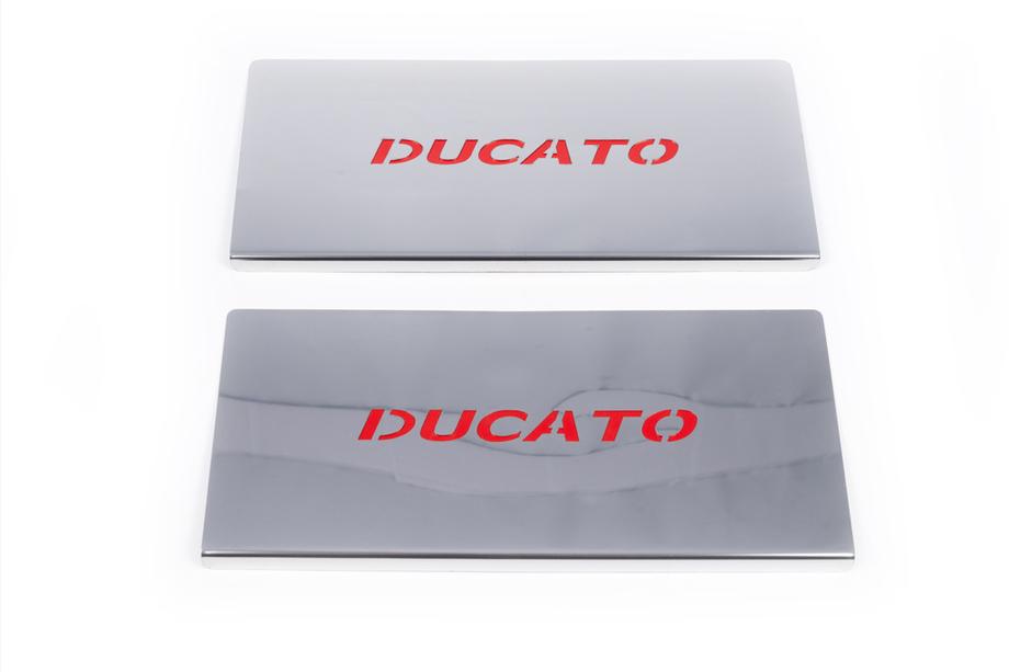 Fiat Ducato 2006–2025 Vnútorné kryty prahov červené (2 ks, nerez) Fotografia 2