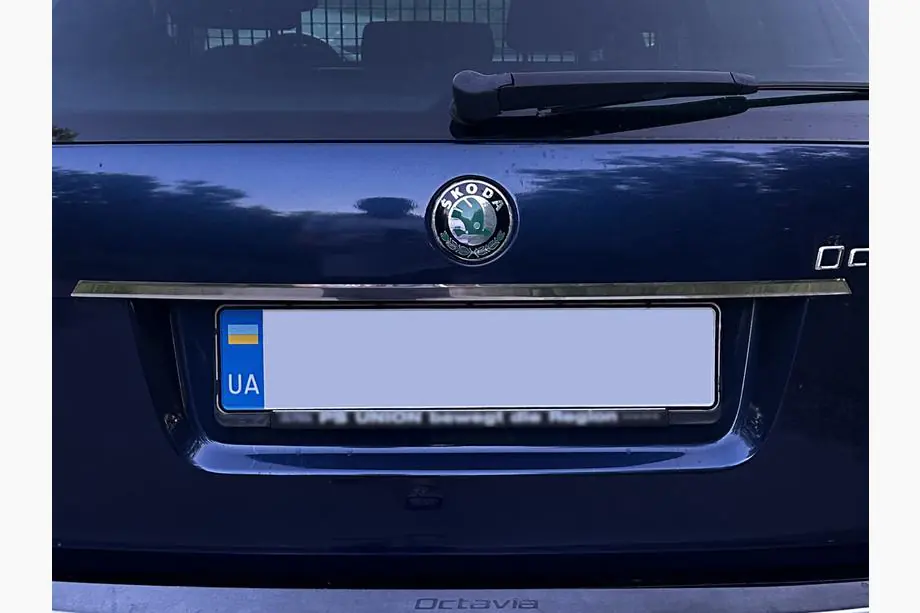 Skoda Octavia II A5 2010–2013 Chrómová lišta nad ŠPZ Carmos (nerez) Image