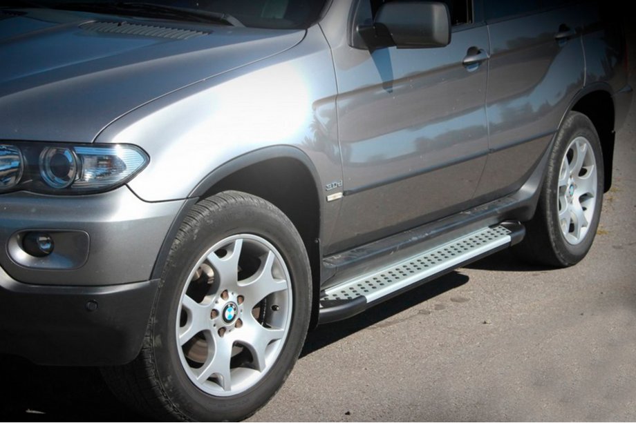 BMW X5 E53 1999–2006 Bočné nášľapy Allmond Grey (2 ks, hliník) Image