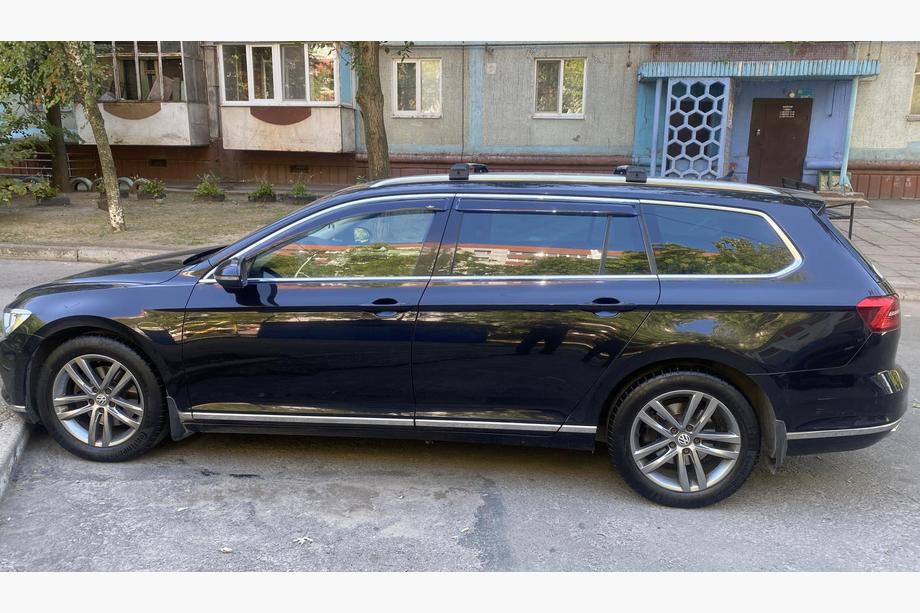 Volkswagen Passat B8 2015–2023 Priečny strešný nosič na integrované lyžiny, uzamykateľný na kľúč (2 ks) Čierna Fotografia 6