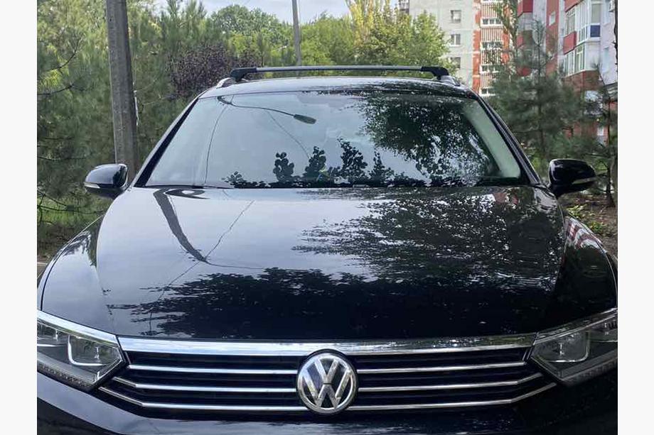 Volkswagen Passat B8 2015–2023 Priečny strešný nosič na integrované lyžiny, uzamykateľný na kľúč (2 ks) Čierna Fotografia 8