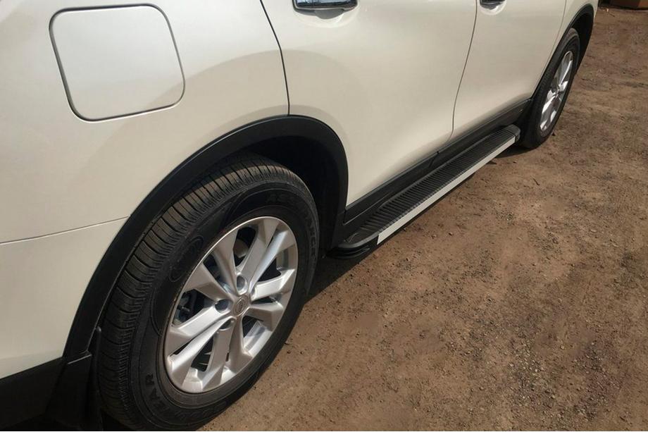 Nissan X-trail T32/Rogue 2014–2021 Bočné nášľapy Maya V1 (2 ks, hliník) Image