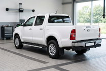 Toyota Hilux 2006–2015 Bočné prahy Maya V1 (2 ks, hliník) fotografia 1