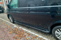 Volkswagen T6 2015–2024 Bočné nášľapy Allmond Black (2 ks, hliník) Krátky rázvor fotografia 4