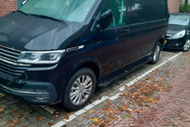 Volkswagen T6 2015–2024 Bočné nášľapy Allmond Black (2 ks, hliník) Krátky rázvor fotografia 1