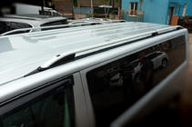 Volkswagen T6 2015–2024 Strešné lyžiny CROWN (matná sivá) fotografia 1