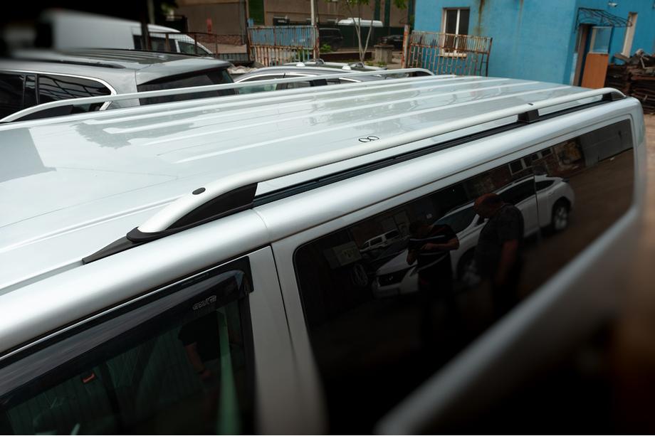 Volkswagen T6 2015–2024 Strešné lyžiny CROWN (matná sivá) Image