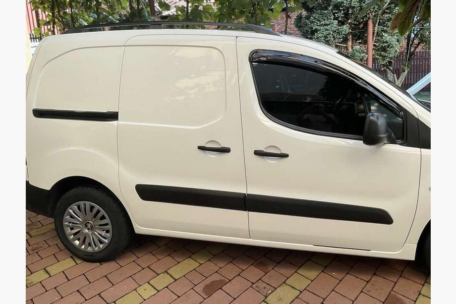 Citroen Berlingo 2008–2018 Čierne strešné lyžiny Kovová pätka Image