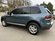 Volkswagen Touareg 2002–2010 Strešné lyžiny chrómované (plastové pätky) Kovová pätka fotografia 2