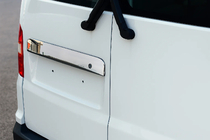 Volkswagen T5 Multivan 2003–2010 Nerezová lišta nad ŠPZ pre krídlové dvere Carmos - turecká oceľ fotografia 1
