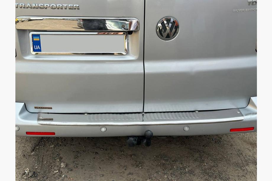 Volkswagen T5 Caravelle 2004–2010 Lišta nad ŠPZ pre krídlové dvere (nerez) OmsaLine – talianska nehrdzavejúca oceľ Fotografia 5