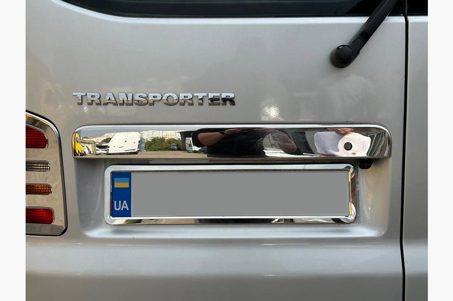 Volkswagen T5 2010–2015 Nerezová lišta nad ŠPZ pre krídlové dvere Carmos - turecká oceľ Fotografia 8