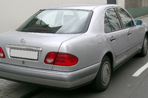 Mercedes E-class W210 1995–2002 Chrómová lišta nad ŠPZ (Sedan) Chrómovaný plast fotografia 1