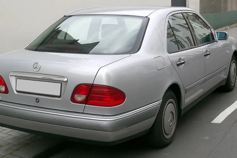 Mercedes E-class W210 1995–2002 Chrómová lišta nad ŠPZ (Sedan) Image