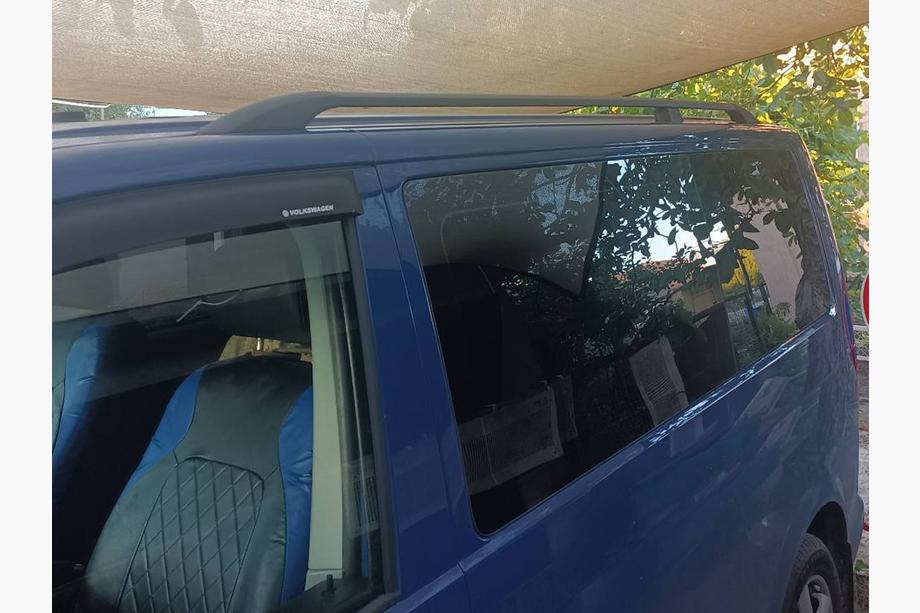 Volkswagen T5 Multivan 2003–2010 Čierne strešné lyžiny Krátky rázvor, plastové pätky Fotografia 19