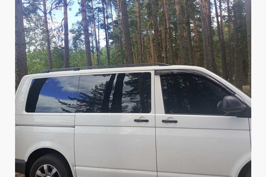Volkswagen T5 Multivan 2003–2010 Čierne strešné lyžiny Krátky rázvor, plastové pätky Fotografia 20