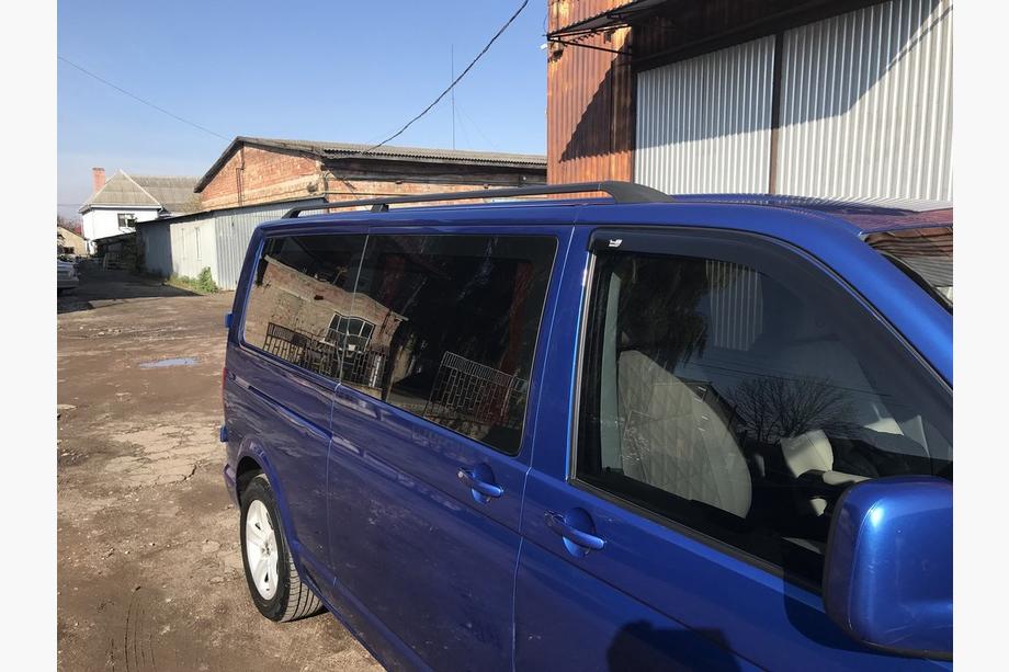 Volkswagen T5 Multivan 2003–2010 Čierne strešné lyžiny Krátky rázvor, plastové pätky Fotografia 4