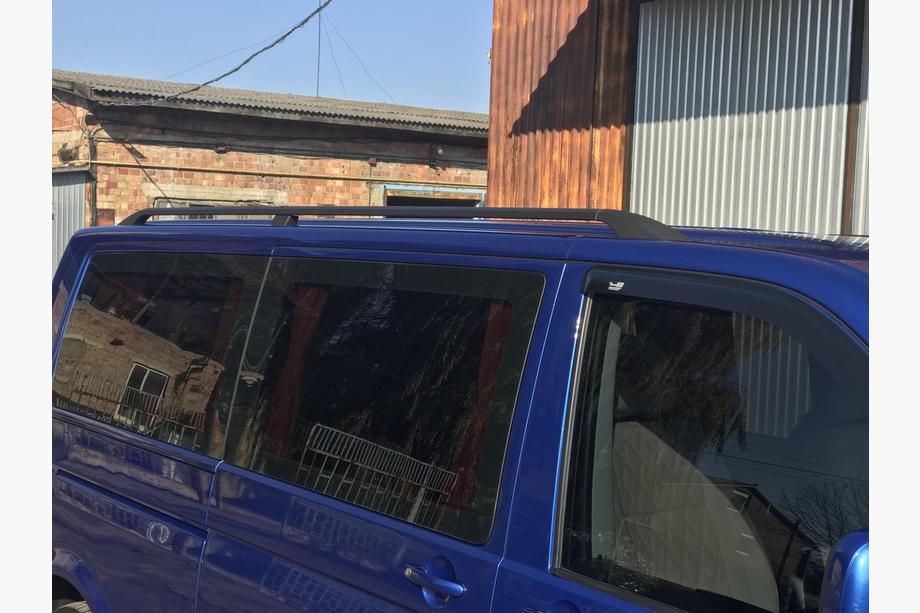 Volkswagen T5 Multivan 2003–2010 Čierne strešné lyžiny Krátky rázvor, plastové pätky Fotografia 6
