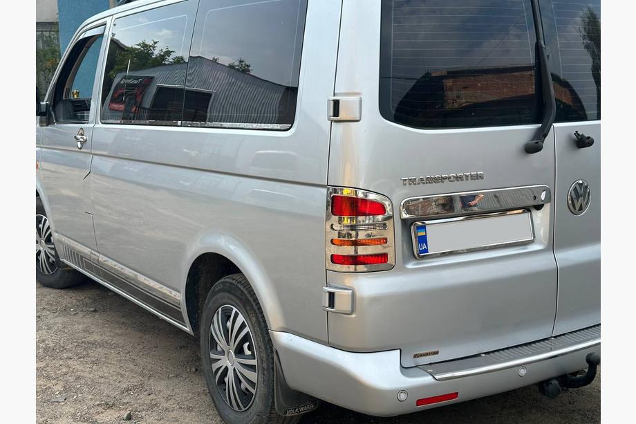 Volkswagen T5 Caravelle 2004–2010 Dverové lišty (nerez, chróm) 2 dvere, krátky rázvor, OmsaLine – talianska nehrdzavejúca oceľ Fotografia 17