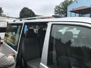 Volkswagen T5 Caravelle 2004–2010 Chrómové strešné lyžiny Dlhý rázvor, plastové pätky fotografia 2