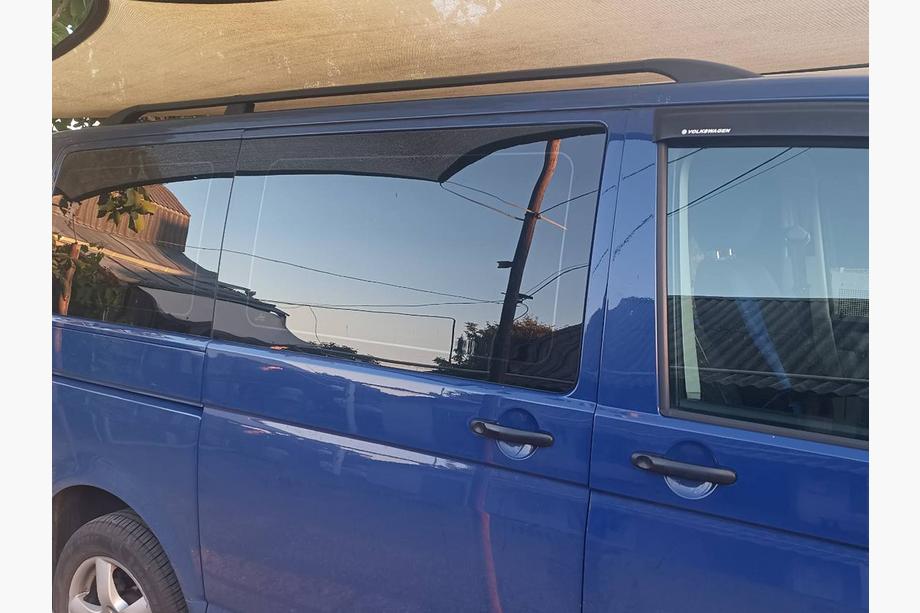 Volkswagen T5 Caravelle 2004–2010 Čierne strešné lyžiny Krátky rázvor, plastové pätky Fotografia 17
