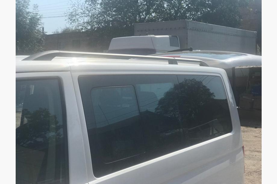 Volkswagen T5 Caravelle 2004–2010 Čierne strešné lyžiny Krátky rázvor, plastové pätky Fotografia 9
