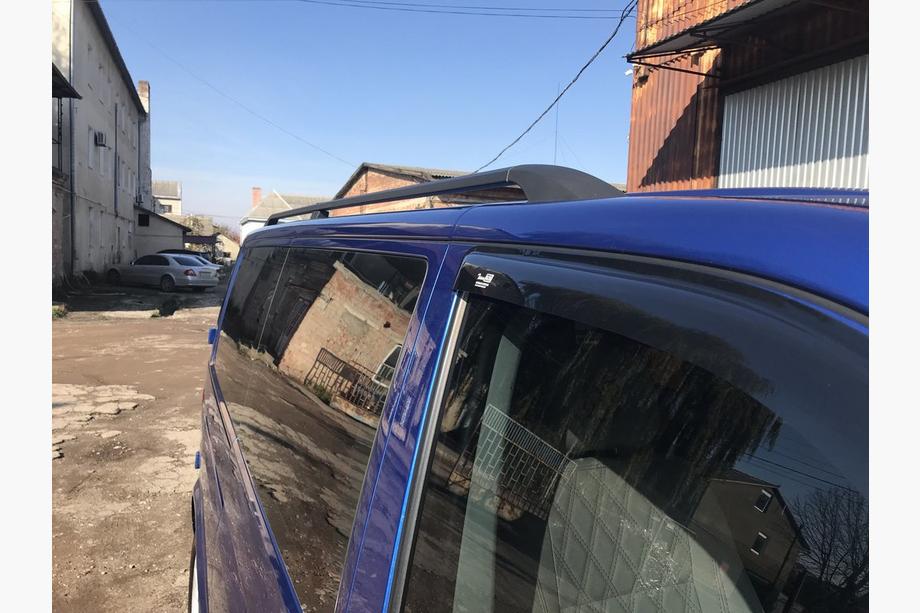 Volkswagen T5 Caravelle 2004–2010 Čierne strešné lyžiny Krátky rázvor, plastové pätky Fotografia 5