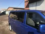 Volkswagen T6 2015–2024 Čierne strešné lyžiny fotografia 4