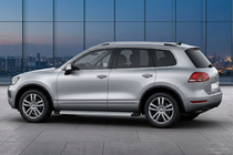 Volkswagen Touareg 2010–2018 Bočné nášľapy Maya V2 (2 ks, hliník) fotografia 1