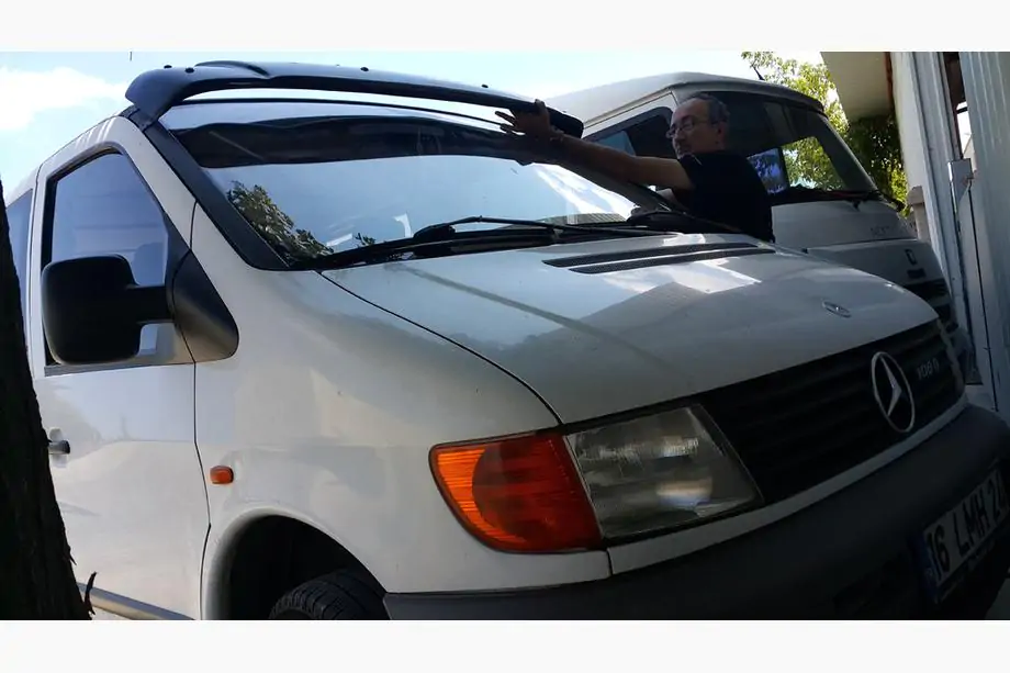 Mercedes Vito W638 1996–2003 Slnečná clona na čelné sklo (čierny lesk, 5 mm) Fotografia 9