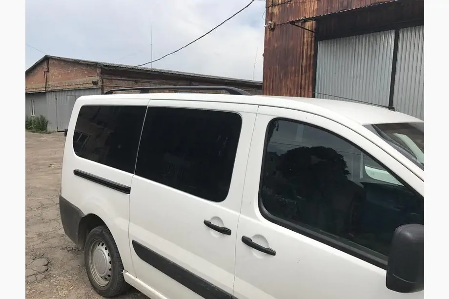 Fiat Scudo 2007–2015 Strešné lyžiny, čierne Dlhý rázvor, kovové nohy Fotografia 2