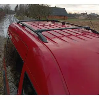 Čierne strešné lyžiny