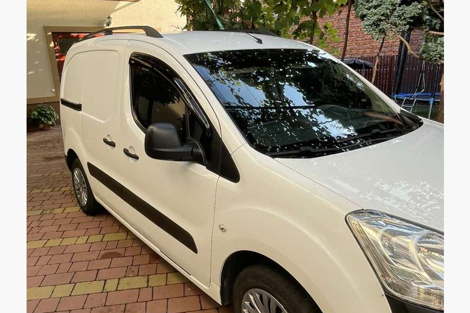 Peugeot Partner Tepee 2008–2018 Čierne strešné lyžiny Liatinové pätky Fotografia 3