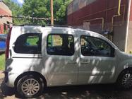 Renault Kangoo 2008–2020 Čierne strešné lyžiny Štandardná základňa, plastové pätky fotografia 3