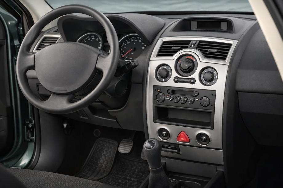 Renault Megane II 2004–2009 Dekoratívne lišty na palubnú dosku, sada 6 ks (Meric, Turecko) Image