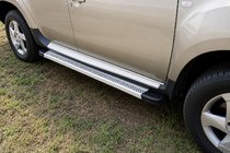 Dacia Duster 2008–2018 Bočné nášľapy Maya V2 (2 ks, hliník) fotografia 1